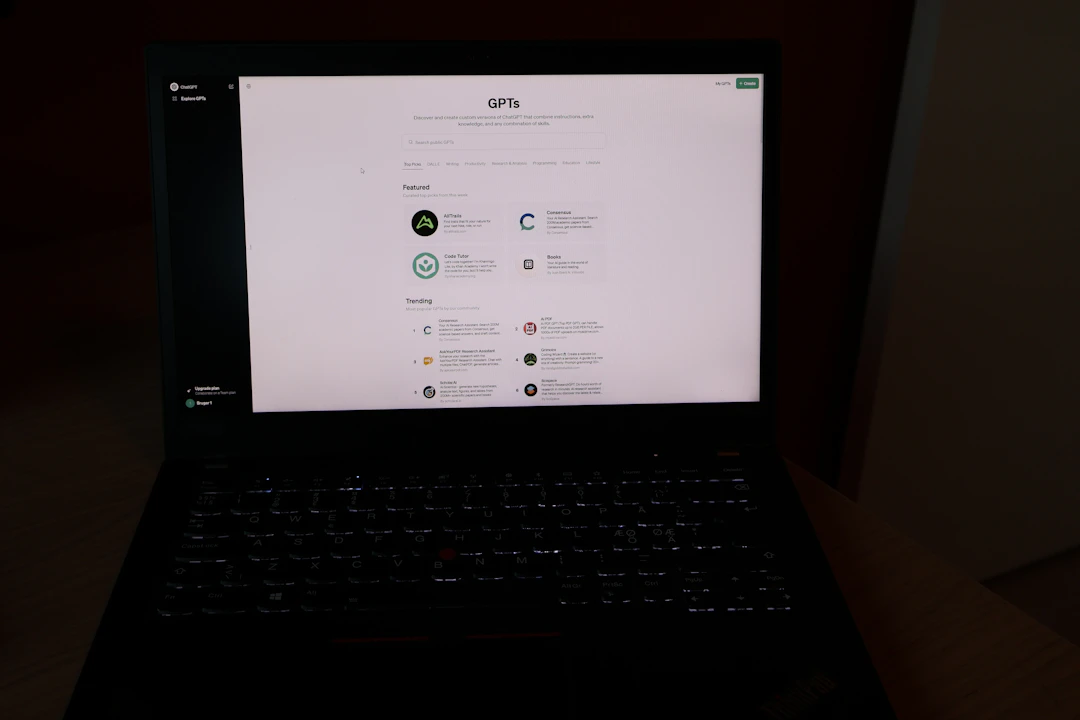 Laptop z listą własnych asystentów w ciemnym pokoju