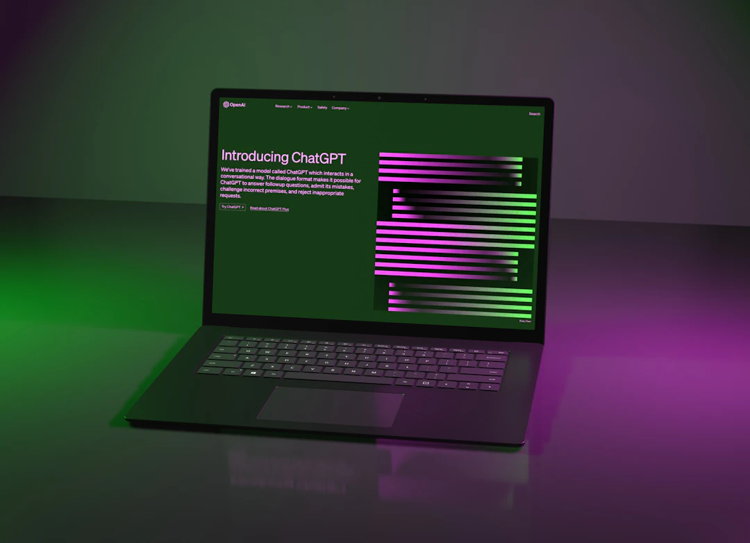 Laptop z tą samą zapowiedzią w zielono-fioletowym świetle