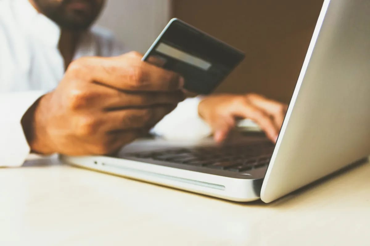 Zakupy online - AI Act zmienia zasady zdjec produktowych na marketplace