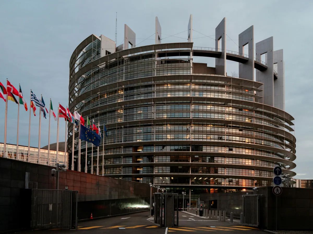 Parlament Europejski w Strasburgu - AI Act reguluje zdjecia produktowe od sierpnia 2026