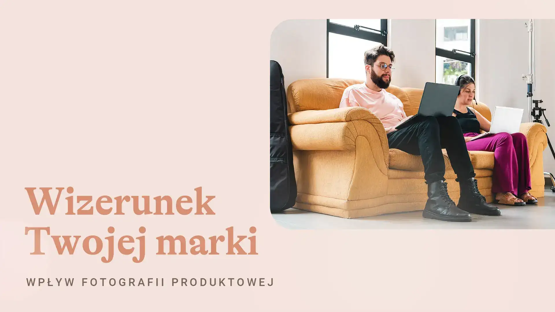 Ilustracja tytułowa: wpływ fotografii produktowej na wizerunek marki, dwie osoby pracujące na laptopach