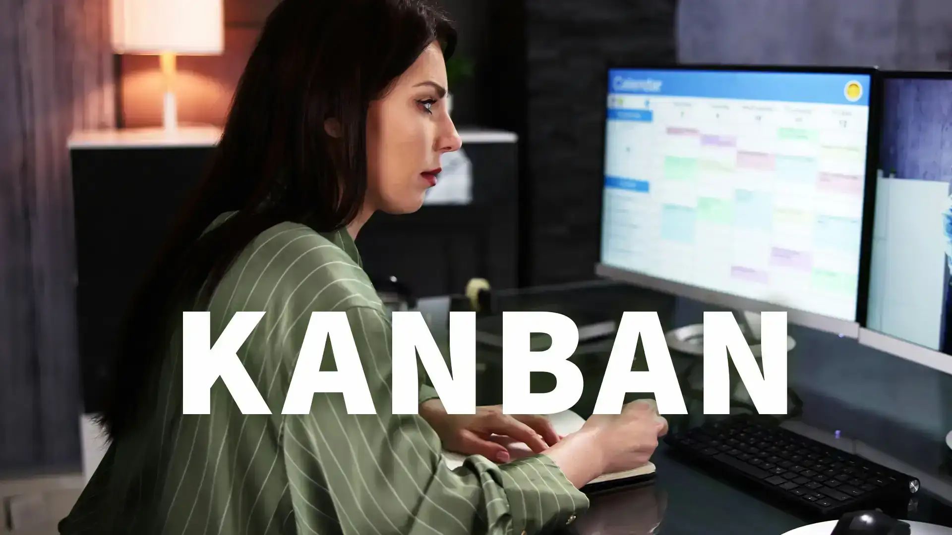 Frau am Schreibtisch mit einem Kalender auf dem Bildschirm, Schriftzug Kanban im Bild