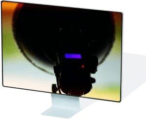 Monitor zeigt einen Studioblitz mit Beauty-Dish-Reflektor von vorne