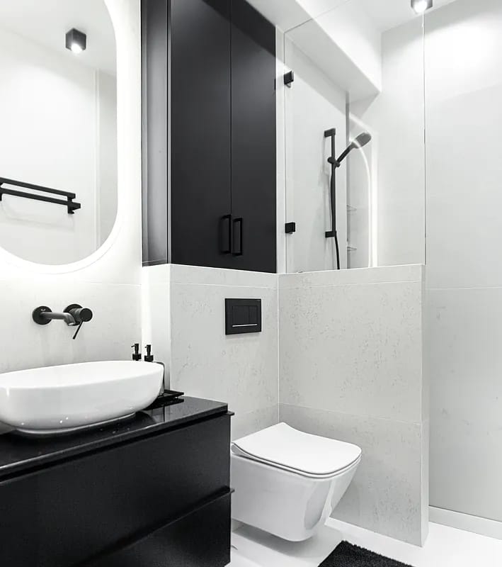 Fotografia wnętrza nowoczesnej łazienki w stylu minimalistycznym z czarno-białą kolorystyką