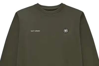 Packshot bluzy khaki z minimalistycznym logo na piersi na białym tle