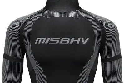 Czarna koszulka sportowa kompresyjna na manekinie - fotografia produktowa odzieży