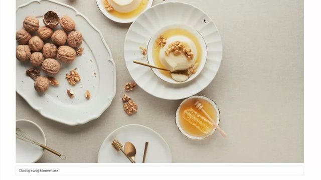 Fotografia kulinarna deseru panna cotta z miodem i orzechami włoskimi na eleganckim talerzu