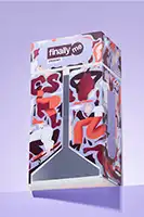 Packshot kolorowego opakowania kosmetycznego z abstrakcyjnym wzorem na fioletowym tle