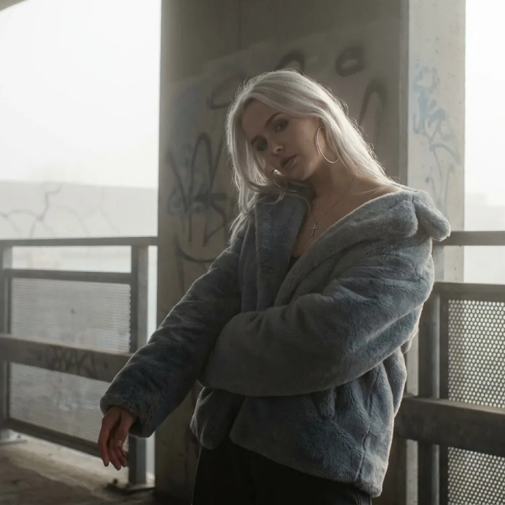 Zdjęcie profilowe we mgle z futrzaną kurtką