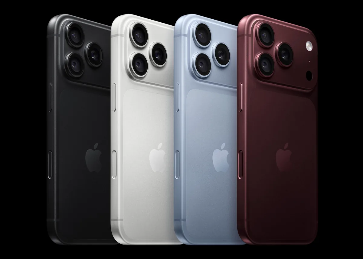 Cztery iPhone 18 Pro tyłem w kolorach czarnym, srebrnym, jasnoniebieskim i bordowym, na czarnym tle