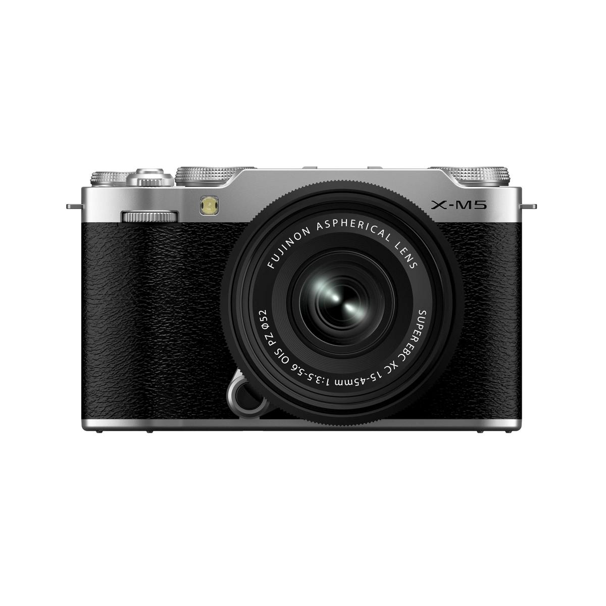 Srebrny Fujifilm X-M5 z obiektywem XC 15-45 mm od przodu, na białym tle