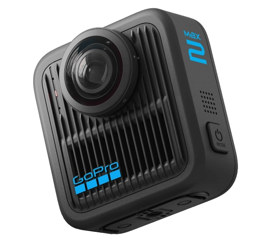 Kamera 360 GoPro MAX2 pod kątem: obiektyw, przycisk MODE i logo GoPro na obudowie, białe tło