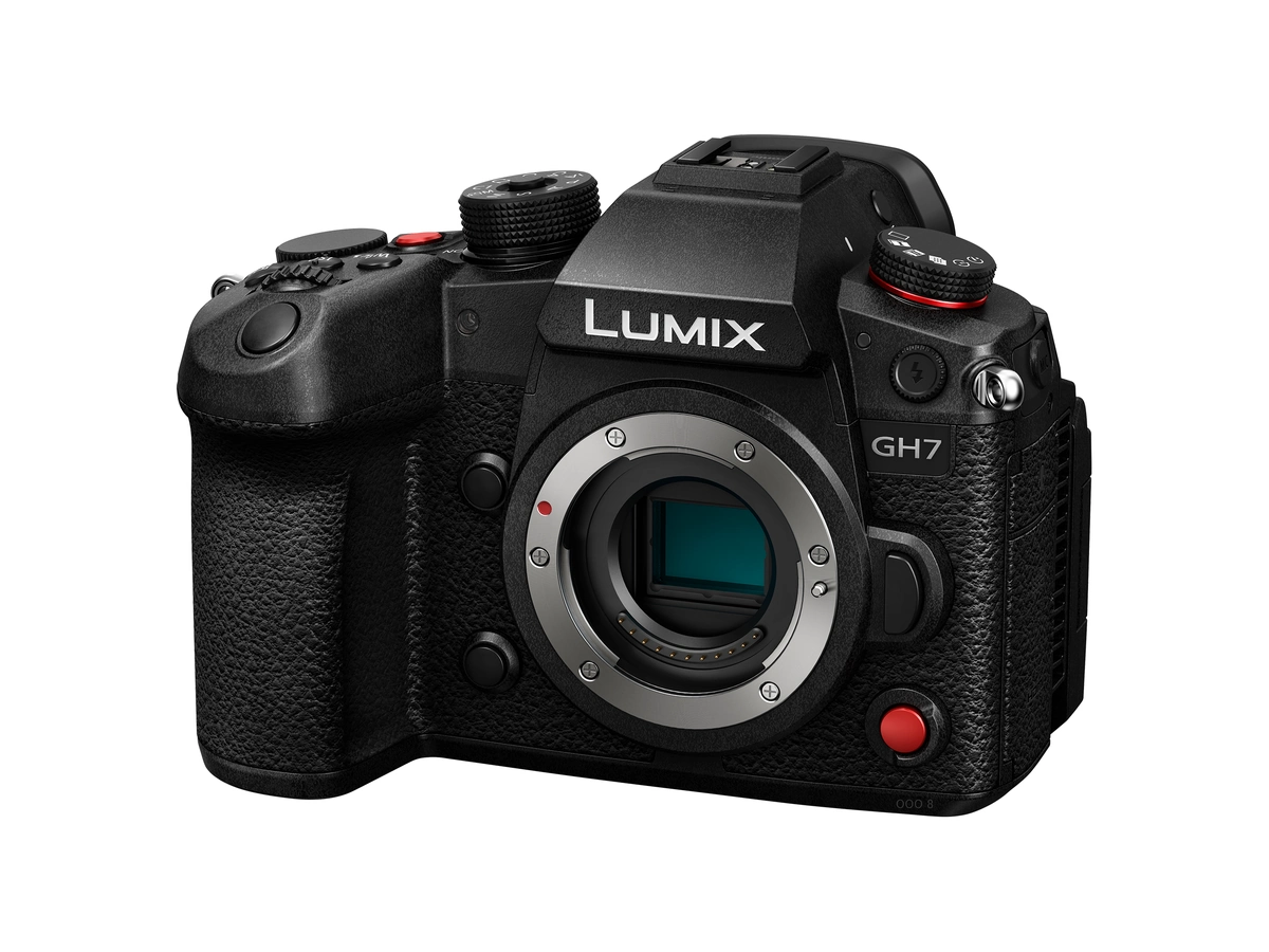 Korpus Panasonic Lumix GH7 bez obiektywu, widok z przodu pod kątem, na białym tle