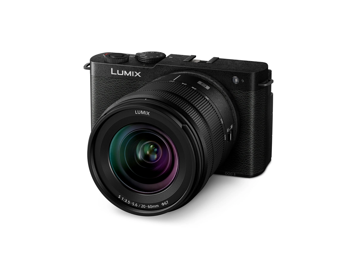 Czarny Panasonic Lumix S9 z obiektywem LUMIX S 20-60 mm, widok z przodu pod kątem, białe tło