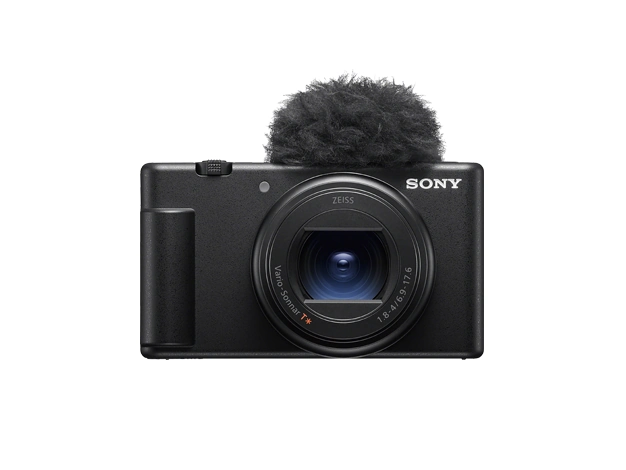 Czarny Sony ZV-1 II od przodu z futrzaną osłoną na mikrofonie, na białym tle