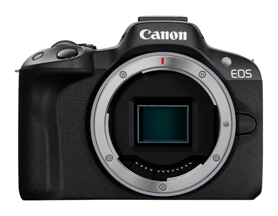 Aparat bezlusterkowy Canon EOS R50, sam korpus bez obiektywu, widok z przodu na białym tle