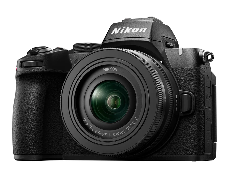 Aparat bezlusterkowy Nikon Z50II z obiektywem 16-50 mm, widok z przodu na białym tle