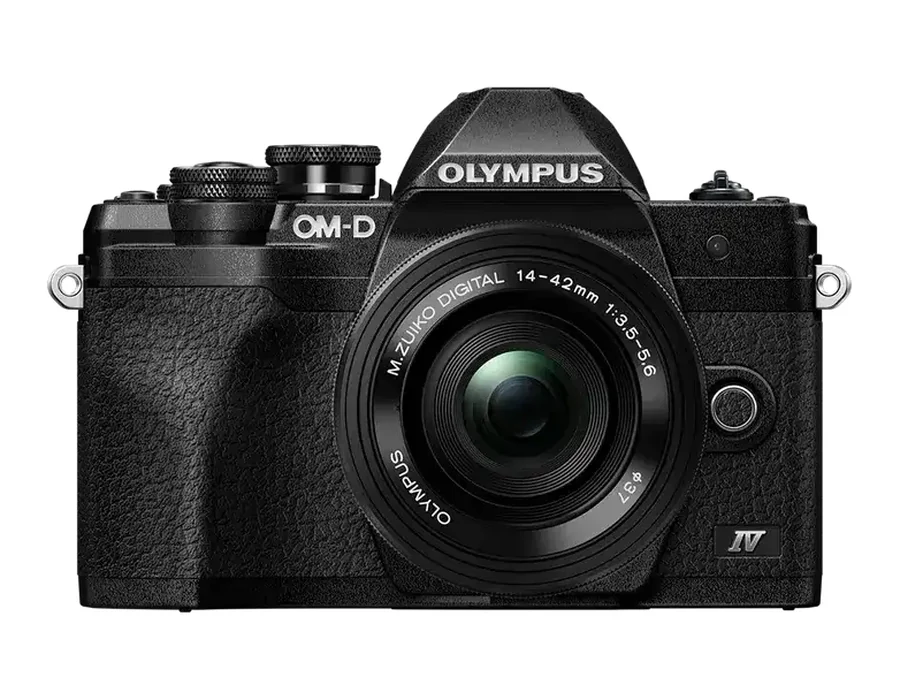 Czarny aparat bezlusterkowy OM-D E-M10 Mark IV z logo Olympus i obiektywem 14-42 mm EZ na białym tle