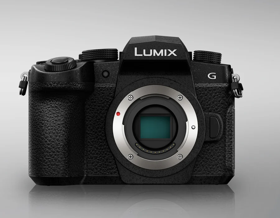 Aparat bezlusterkowy Panasonic Lumix G97, sam korpus bez obiektywu, widok z przodu na szarym tle