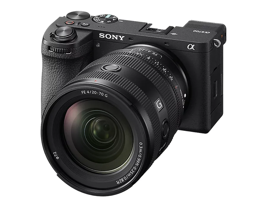 Aparat bezlusterkowy Sony A6700 z obiektywem zmiennoogniskowym, widok 3/4 z przodu na białym tle