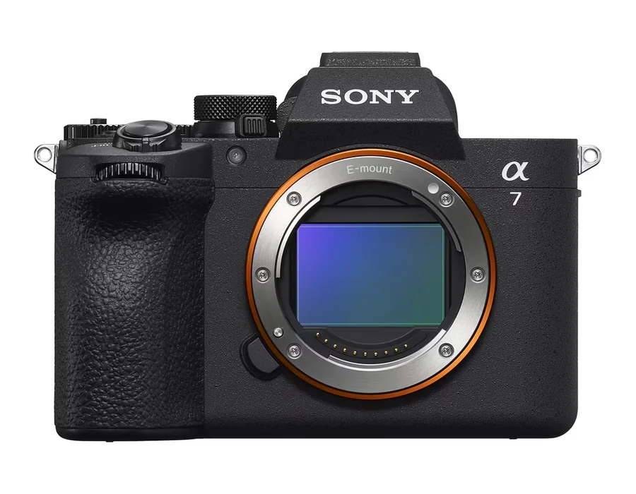 Aparat bezlusterkowy Sony A7 V, sam korpus bez obiektywu, widok z przodu na białym tle
