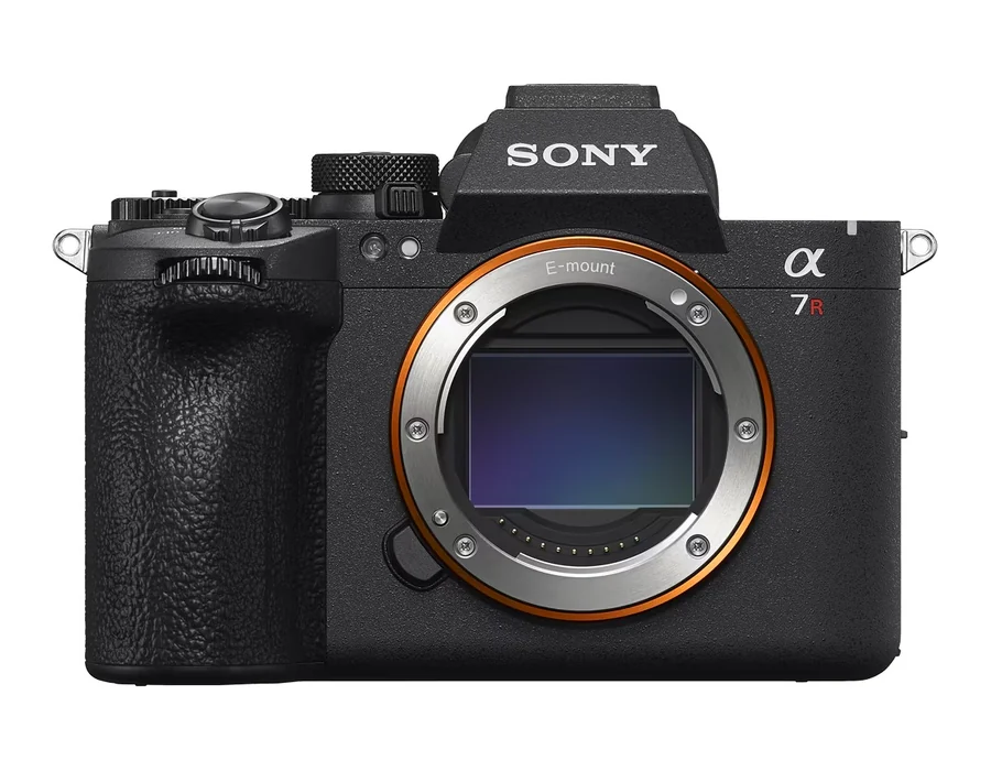 Aparat bezlusterkowy Sony A7R VI, sam korpus bez obiektywu, widok z przodu na białym tle