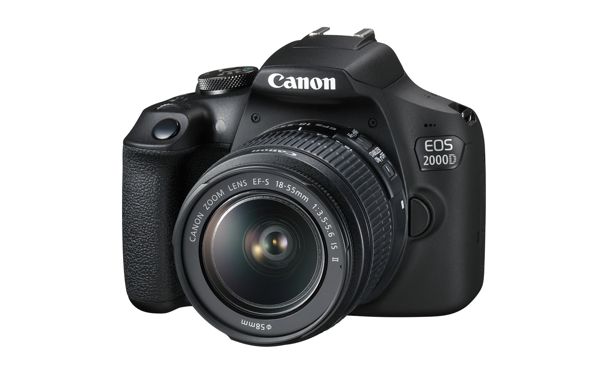 Canon EOS 2000D z obiektywem EF-S 18-55 mm IS II, widok z przodu pod kątem