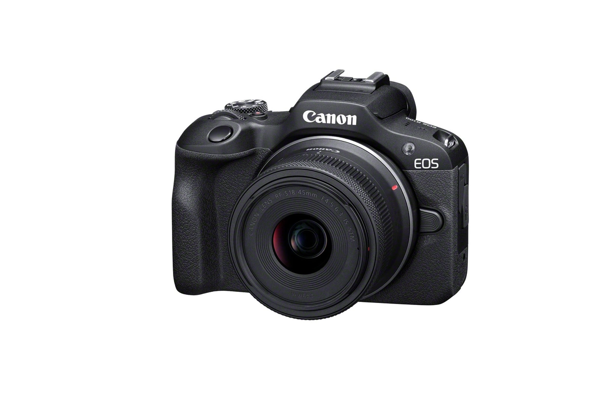 Bezlusterkowiec Canon EOS R100 z obiektywem RF-S 18-45 mm, widok z przodu pod kątem