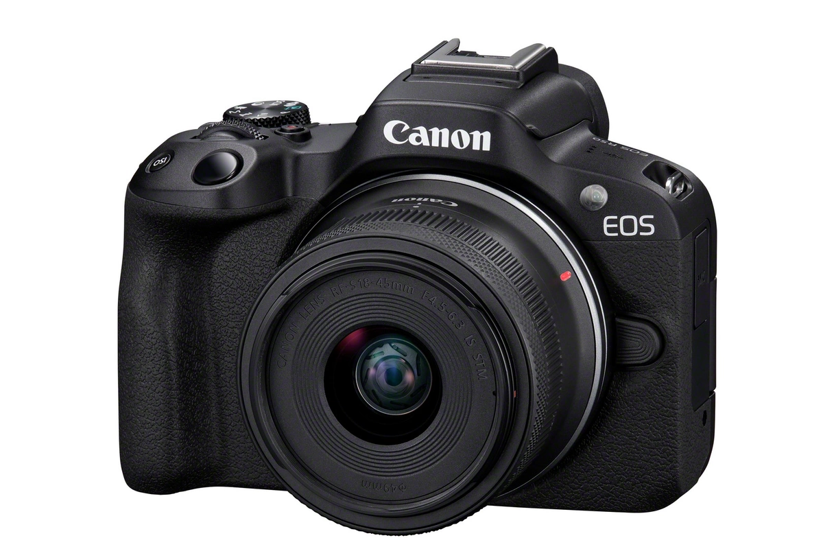 Bezlusterkowiec Canon EOS R50 z obiektywem RF-S 18-45 mm, widok z przodu pod kątem