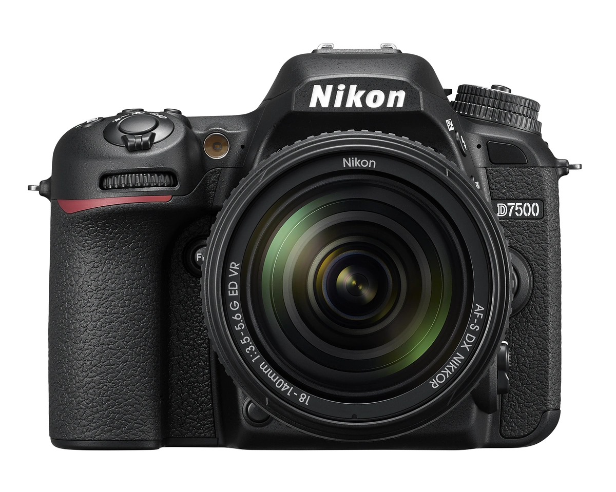 Nikon D7500 z obiektywem AF-S DX NIKKOR 18-140 mm VR, widok z przodu