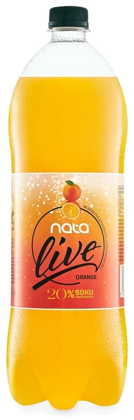 Napój pomarańczowy Nata Live w butelce PET 2 l na białym tle