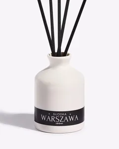 Dyfuzor zapachowy z patyczkami na białym tle, packshot z naszego studia